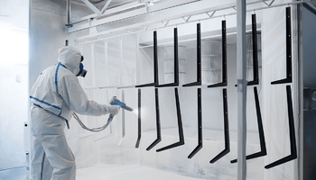 Преимущества порошковой покраски перед жидкой: ключевые аспекты выбора